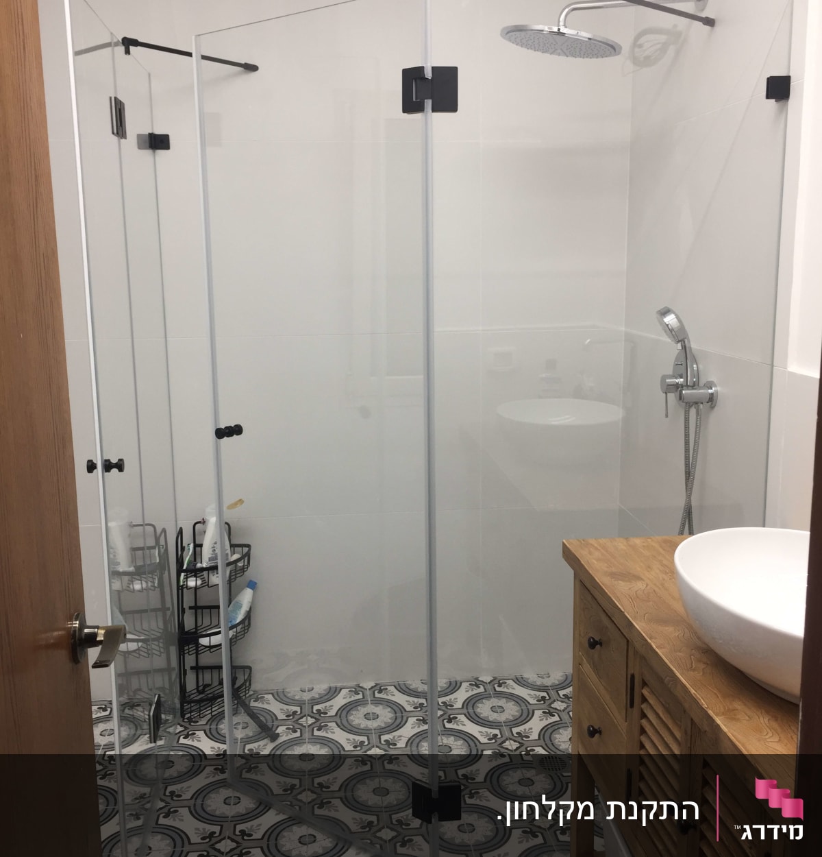 מקלחון זכוכית עם ראש מקלחת עגול ומדף מוצרים